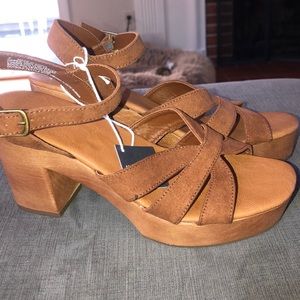 American eagle women’s brown block heels size 7.